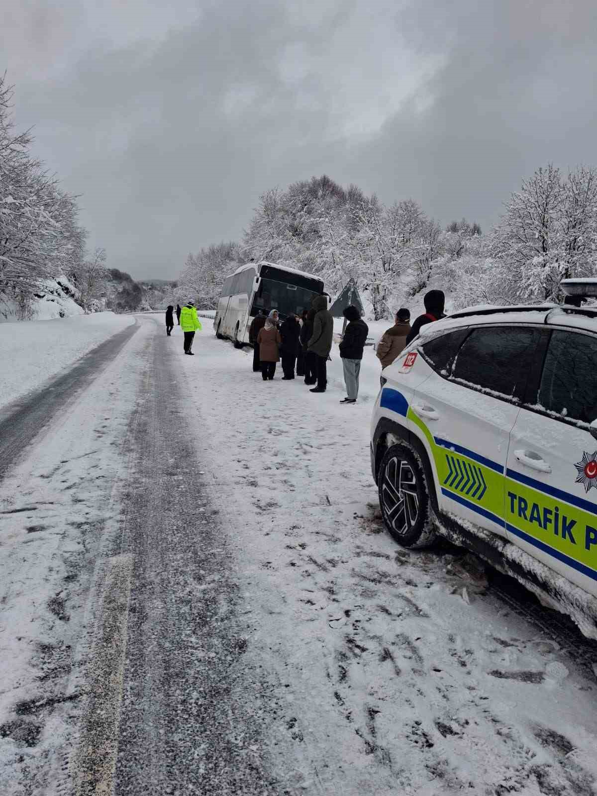 Zonguldak’ta yoğun kar mesaisi, 61 köy yolunda çalışma sürüyor
