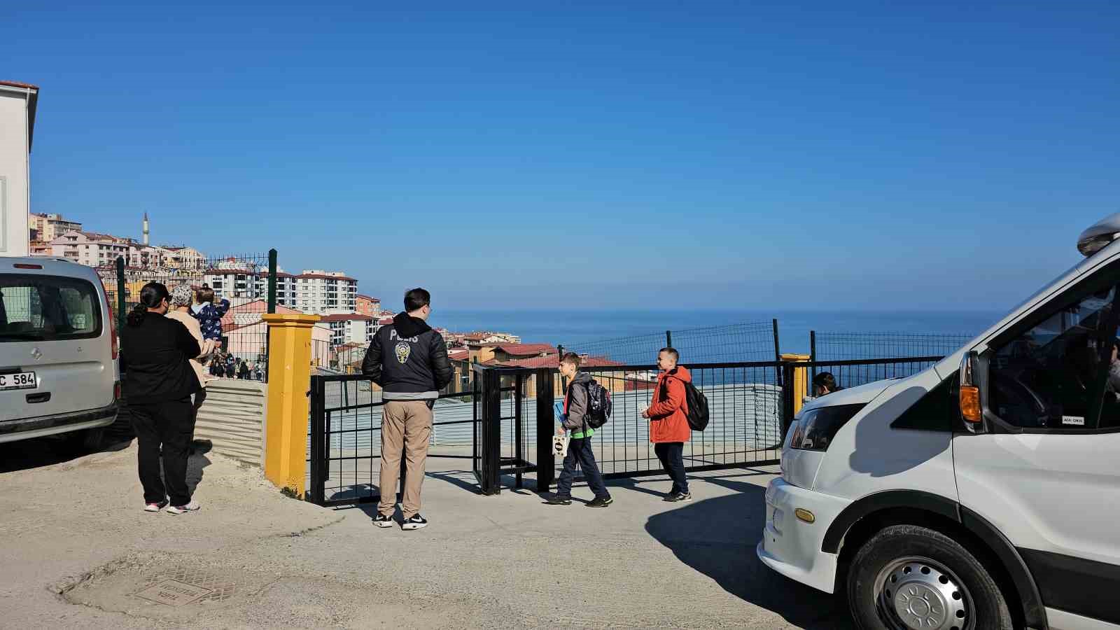 Zonguldak’taki okullarda polis nöbeti başladı
