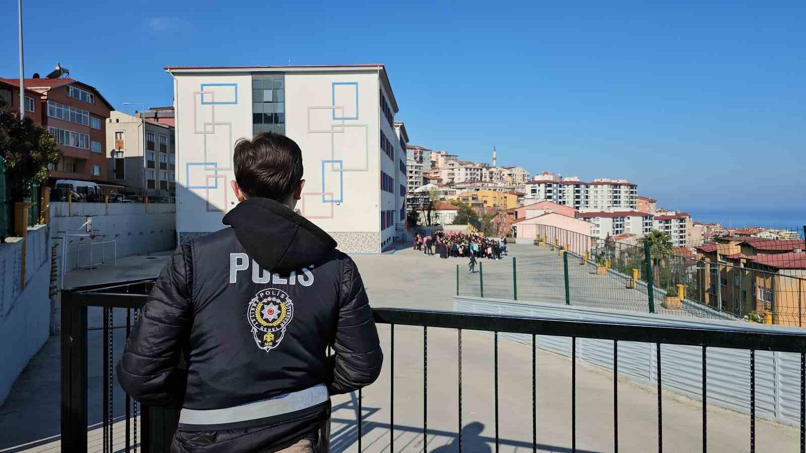 Zonguldak’taki okullarda polis nöbeti başladı
