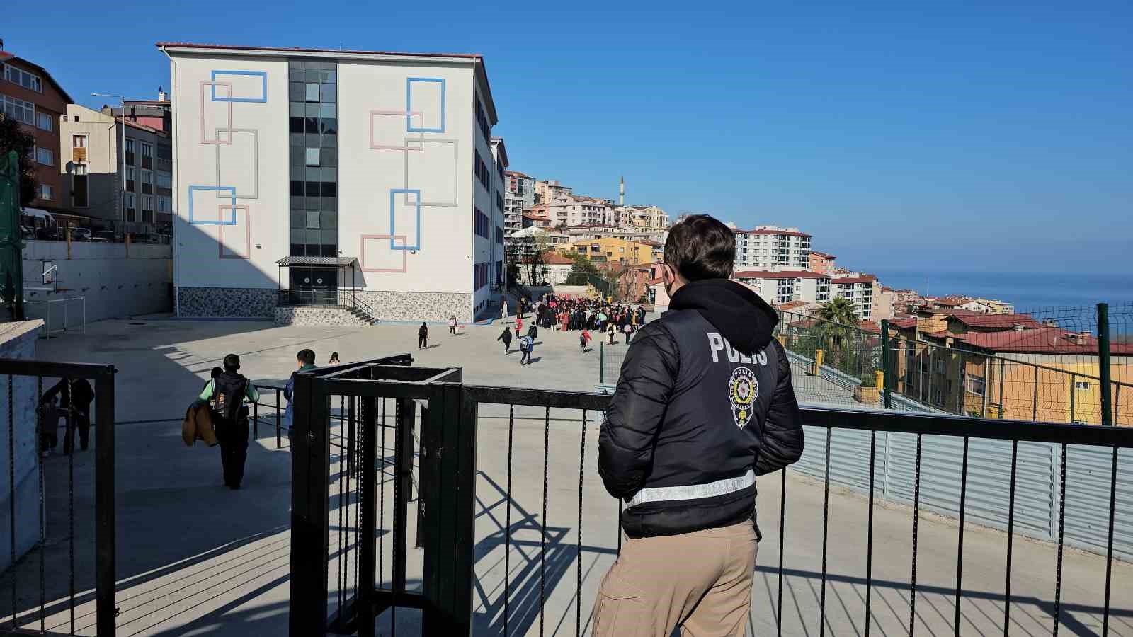 Zonguldak’taki okullarda polis nöbeti başladı
