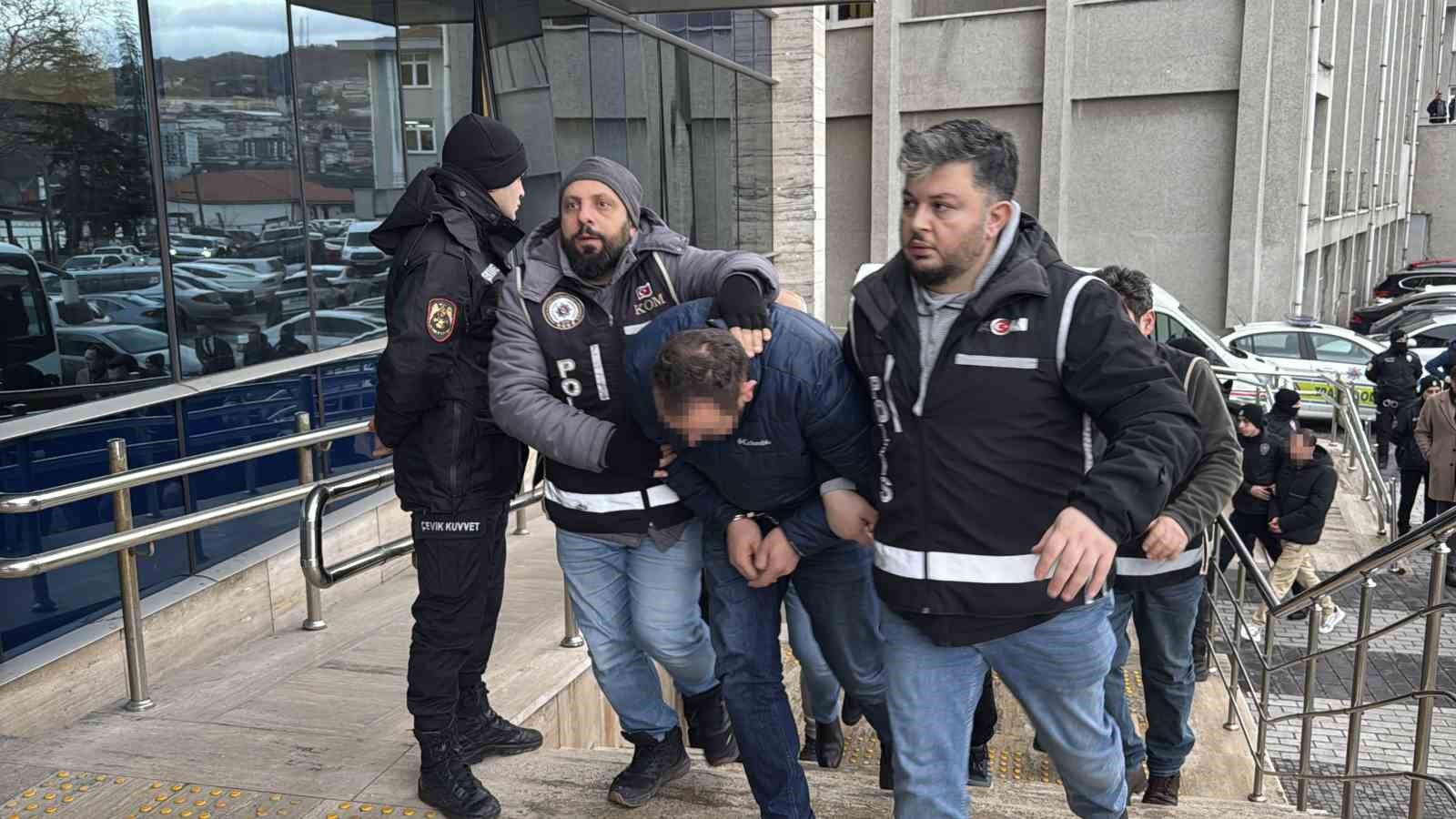 Zonguldak’taki rüşvetle araç muayenesi operasyonunda 6 tutuklama
Zonguldak’taki rüşvetle araç muayenesi operasyonunda 6 tutuklama
