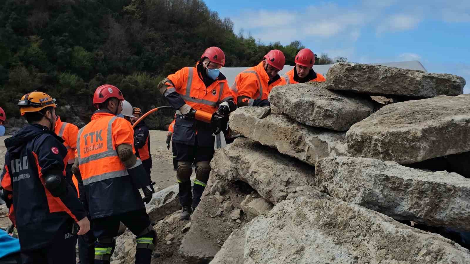 Zonguldak’taki sel ve taşkın tatbikatı gerçeğini aratmadı

