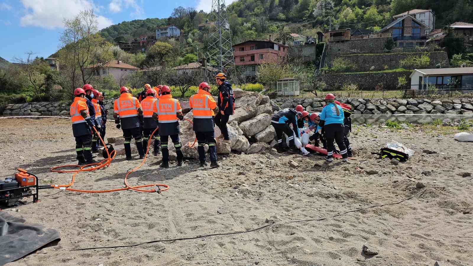 Zonguldak’taki sel ve taşkın tatbikatı gerçeğini aratmadı
