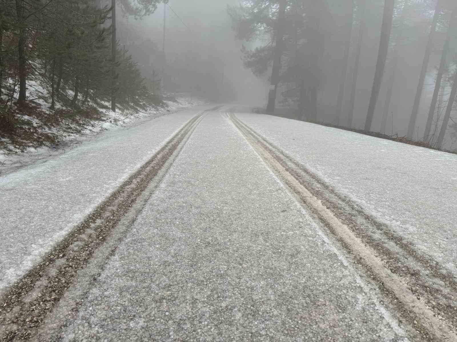 Zorkun Yaylası’nda dolu etkili oldu, çevre beyaza büründü

