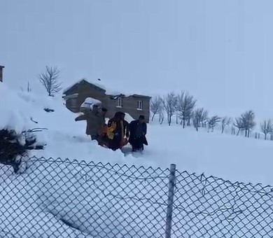 Zorlu kış şartlarında hasta kurtarma operasyonu
