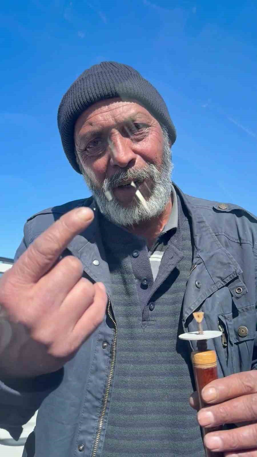 Zurnayı dayadı, para istedi
