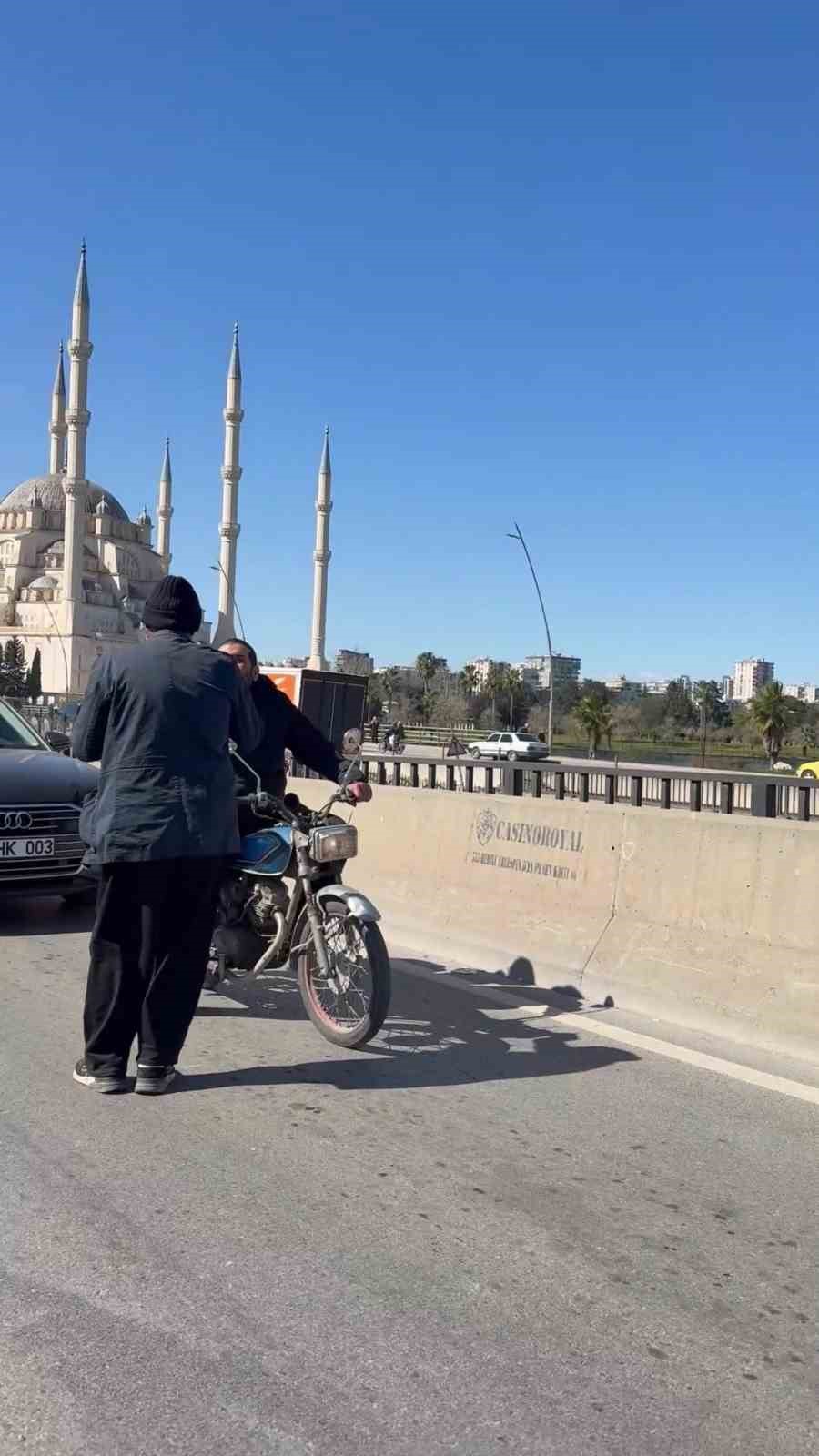 Zurnayı dayadı, para istedi
