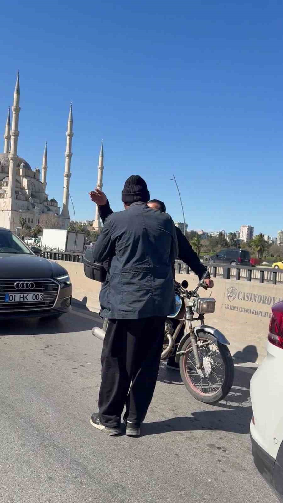 Zurnayı dayadı, para istedi
