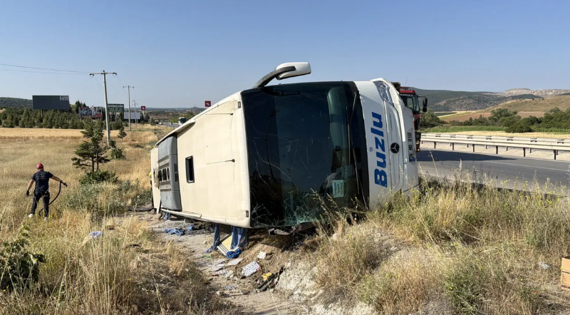 Kütahya–Eskişehir yolunda yolcu otobüsü şarampole devrildi: Çok sayıda yaralı