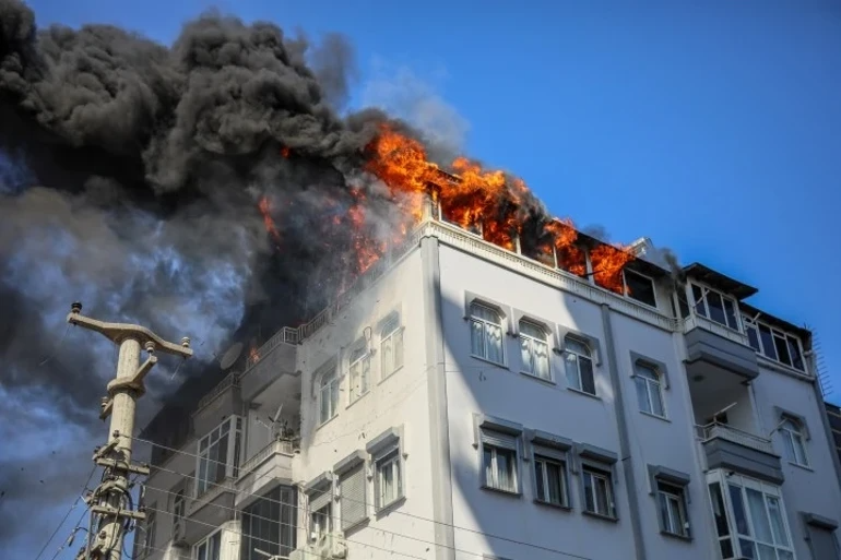 Alevlerden Kaçıp Pencereye Sığındılar! Antalya’da Nefes Kesen Kurtarma Alevlerden Kaçıp Pencereye Sığındılar! Antalya’da Nefes Kesen Kurtarma