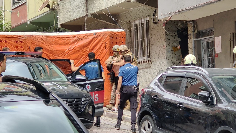 İstanbul'da Korku Dolu Dakikalar: Bıçaklı Şüpheli Ailesini Rehin Aldı İstanbul'da Korku Dolu Dakikalar: Bıçaklı Şüpheli Ailesini Rehin Aldı