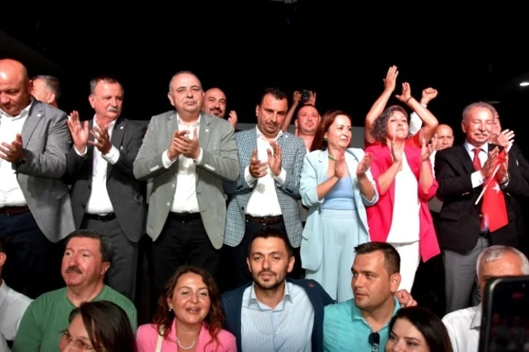 Manisa'da 15 Belediye Başkanı Yeni Parti Saflarına Katıldı Manisa'da 15 Belediye Başkanı Yeni Parti Saflarına Katıldı