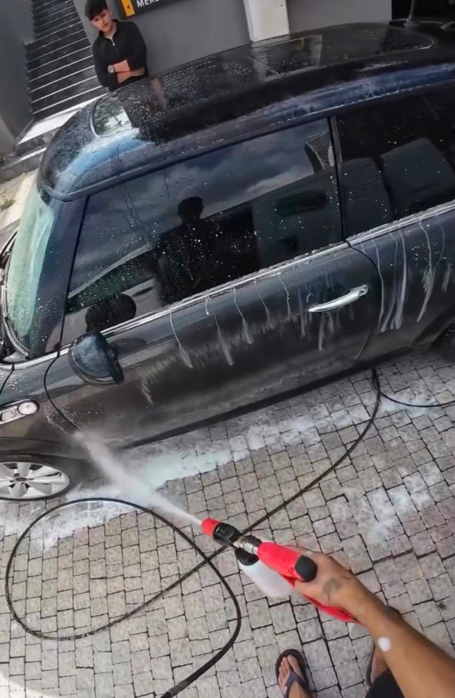 Bursa'da Görenleri Gülümseten İyilik: Park Halindeki Araçları Ücretsiz Temizliyor Bursa'da Görenleri Gülümseten İyilik: Park Halindeki Araçları Ücretsiz Temizliyor