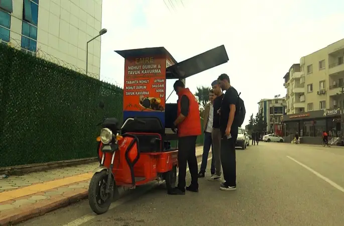 1 metrekarelik ekmek teknesiyle nohut dürüm lezzetini vatandaşın ayağına götürüyor
