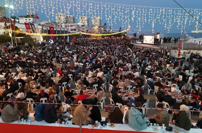 10 bin kişi deniz kenarında iftarda buluştu
