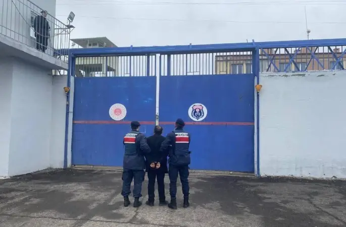 10 yıl 6 ay hapis cezası bulunan firari hükümlü yakalandı
