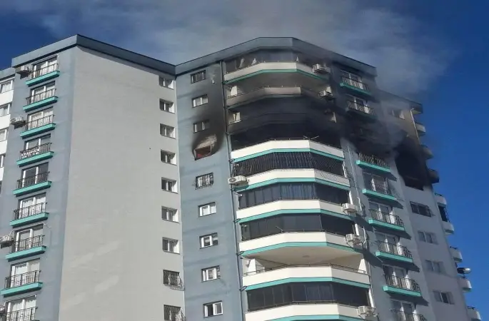 10’uncu katta yangın: Polis, havaya ateş açarak vatandaşları uzaklaştırdı
