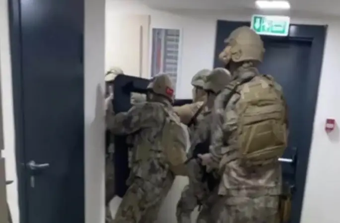 15 yıl hapis cezasıyla aranıyordu: Sahte avukat kimlikleriyle yakalandı
