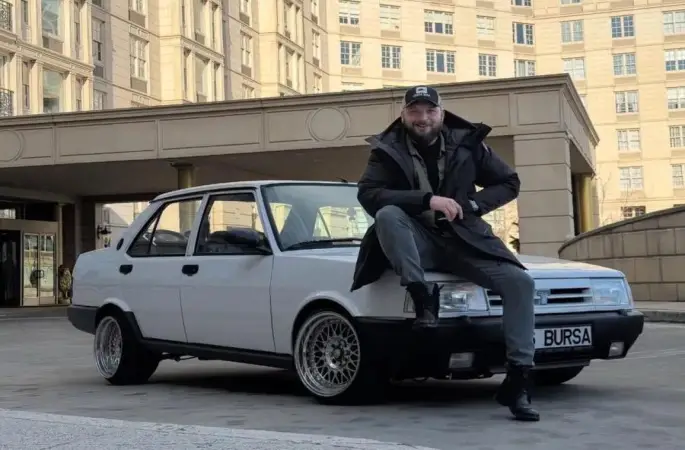 1995 model Tofaş "16" plakası ile New York sokaklarında
