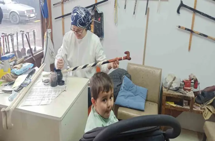 20 yıllık Fatime usta bir eliyle torun sallıyor, diğer eliyle dünyaca ünlü bastonlara şekil veriyor
