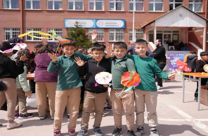 23 Nisan coşkusu köy okuluna taşındı
