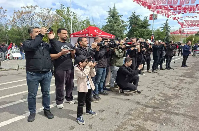 23 Nisan kutlamalarının en renkli ismi: Fotoğraf makinesini aldı, 6 yaşındaki "gazeteci" oldu
