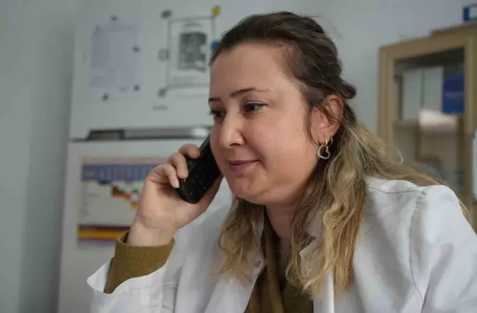 3 bin kişiyi arayarak kanser taramasına ikna eden ebenin azmi
