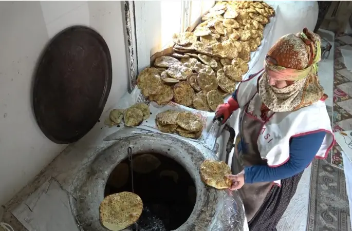 3 çocuk annesi kadın ürettiği ekmeklerle aile bütçesine katkı sağlıyor
