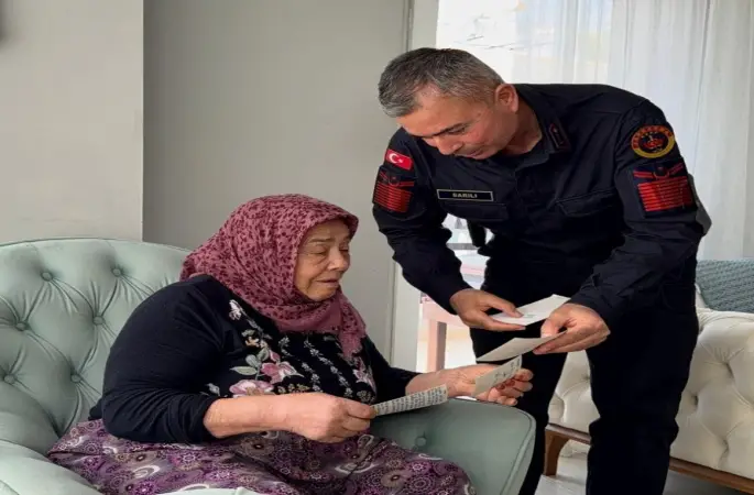 30 yıl önce şehit olan askerin silah arkadaşından şehit annesine duygulandıran ziyaret
