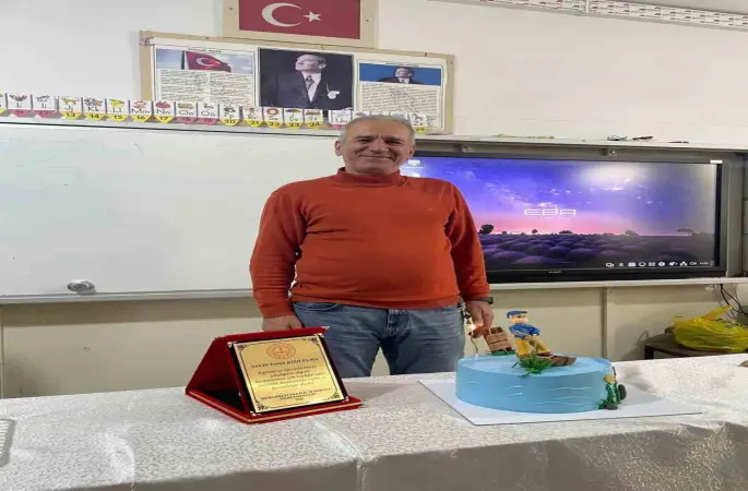 40 yıllık öğretmenlik hayatını güllerle uğurlanarak noktaladı
