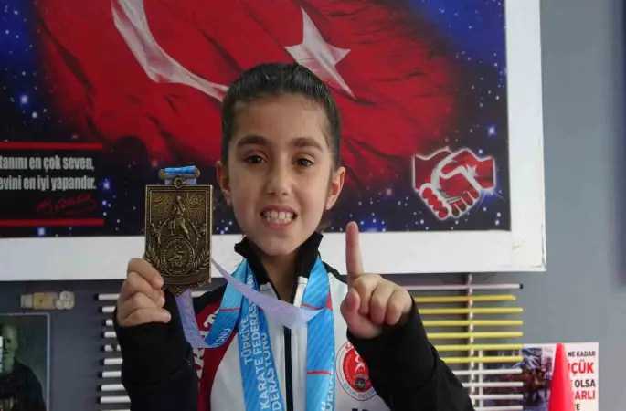 5 yaşında başladığı karate sporunda 7 yaşında Türkiye şampiyonu oldu
