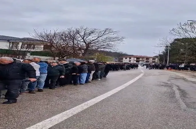 60 Yıllık Bayram geleneği: 1 kilometrelik bayramlaşma kuyruğu
