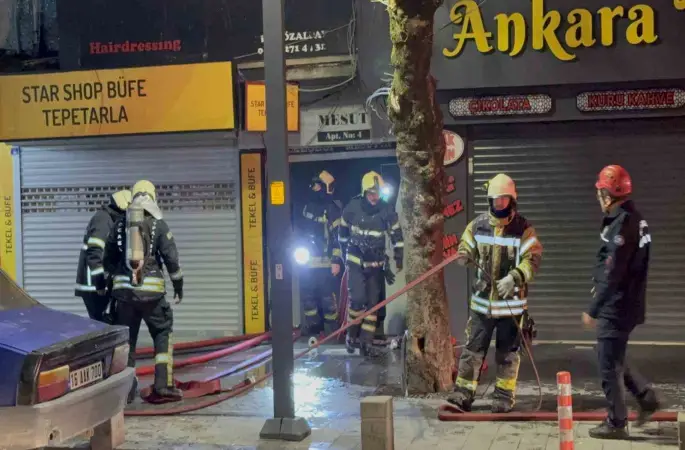 7 katlı binanın çatısında korkutan yangın
