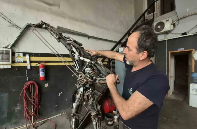 850 parça hurdayı birleştirdi, 200 kiloluk metal figür yaptı
