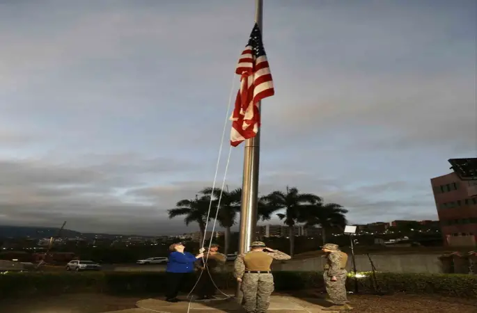 ABD bayrağı, Karakas’taki ABD büyükelçiliğinde 7 yıl aradan sonra ilk kez yeniden göndere çekildi
