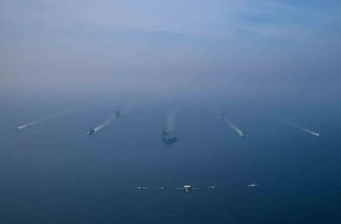 ABD ordusu, Umman Denizi’ndeki uçak gemisi grubunun fotoğraflarını paylaştı
