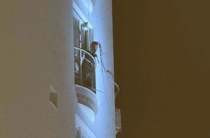 Adana’da bir genç elindeki kolonya şişesiyle dehşet saçtı: "Kendimi ve evi yakacağım"
