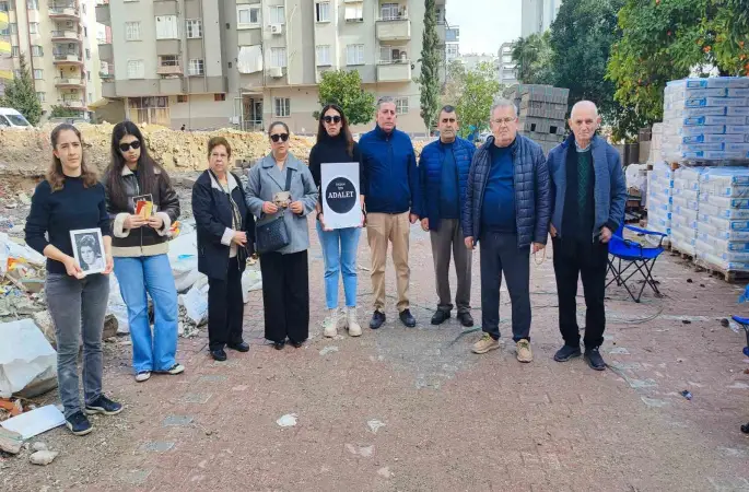 Adana’da depremde 96 kişinin hayatını kaybettiği apartmanın yerinde gözyaşlarına boğuldular
