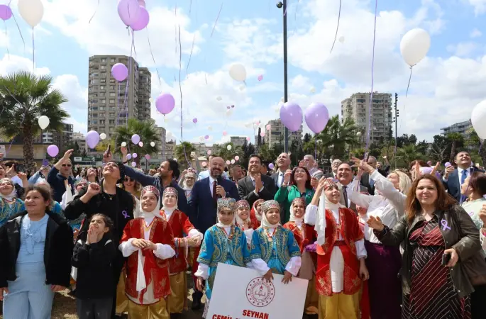 Adana’da gökyüzüne mor balonlar bırakıldı
