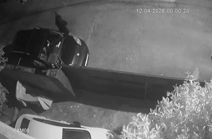 Adana’da kasklı saldırgan dehşeti: Eve tüfekle kurşun yağdırdı
