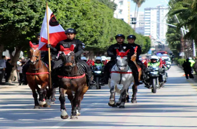 Adana’da polis korteji nefes kesti
