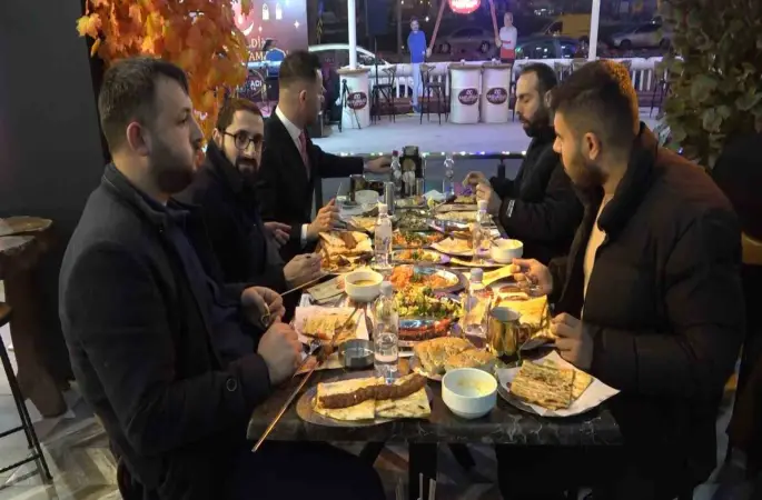 Adanalılar ilk iftarda kebapçılara akın etti
