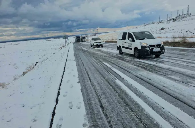 Adilcevaz’da kar ve buzlanma nedeniyle onlarca araç yolda kaldı
