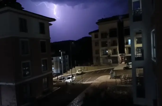 Adıyaman’da şimşekler geceyi aydınlattı
