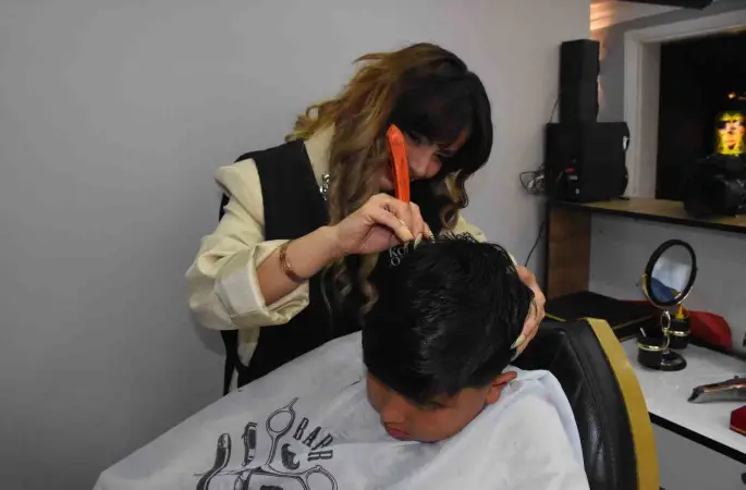 Afyonkarahisar’da erkek berberi kadın, üç yıldır müşterilerine hizmet veriyor
