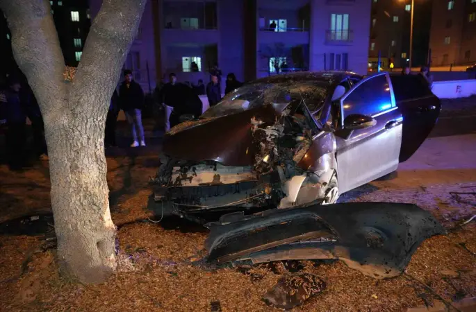 Ağaca çarpan otomobil hurdaya döndü: 3 yaralı
