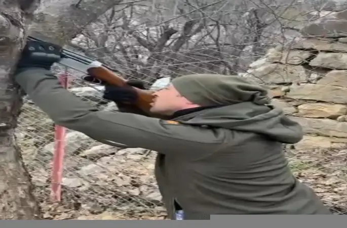 Ağaca takılan dronu tüfekle dala ateş ederek kurtardılar
