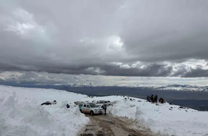 Ağrı Dağı’nda kaybolan dağcı için arama çalışması başlatıldı
