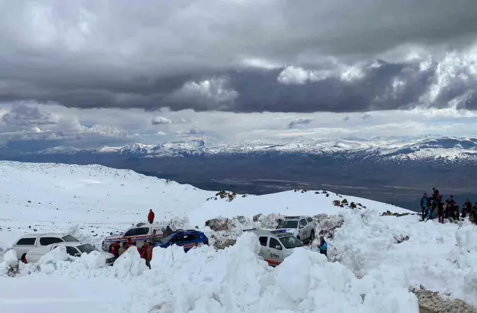 Ağrı Dağı’nda kaybolan kadın dağcıyı arama çalışmaları sürüyor
