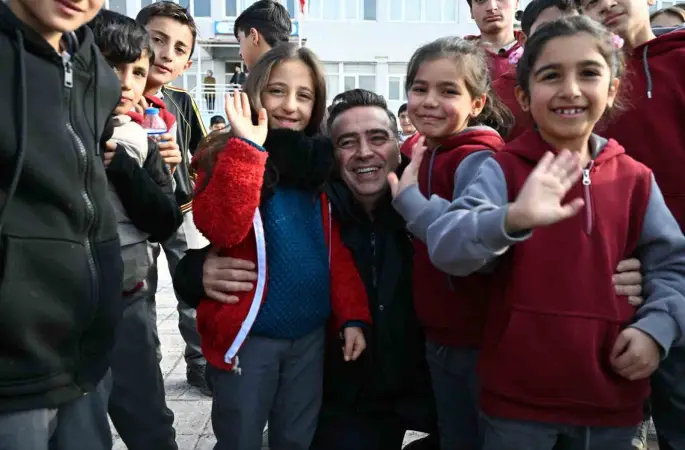 Ağrı Emniyet Müdürü Önder, öğrencilerle buluşarak polislik mesleğini tanıtıyor
